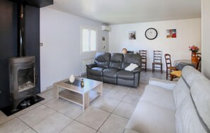 Smart TV, fireplace, stereo