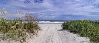 Great Kiawah Night Heron Cottage, Closest to Beach! Bring your Pup!