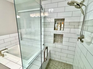 Séchoir à cheveux, serviettes fournies, savon, papier de toilette