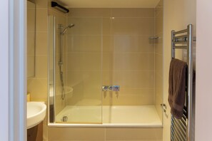 Douche, bidet, serviettes fournies, savon