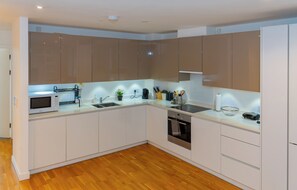 Mikrobølgeovn, ovn, kokeplater og oppvaskmaskin