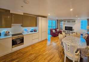 Mikrobølgeovn, ovn, kokeplater og oppvaskmaskin