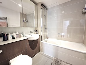 Dusche, Bidet, Handtücher, Seife