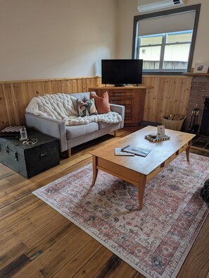 Una Smart TV, una chimenea, un reproductor de DVD, libros