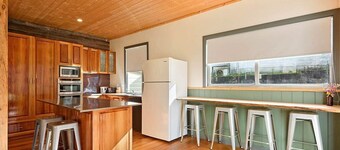 Quentin's Cottage - cosy restored miner's house-close to rainforest and trails!