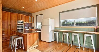Quentin's Cottage - cosy restored miner's house-close to rainforest and trails!