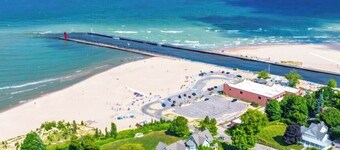 Luxury Retreat: Two Primary Suites, 4 Season Pool, Hot Tub, Fire Pit & Clubhouse