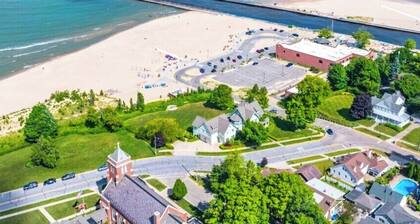 Luxury Retreat: Two Primary Suites, 4 Season Pool, Hot Tub, Fire Pit & Clubhouse