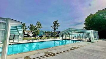 Piscina coberta i piscina a l'aire lliure