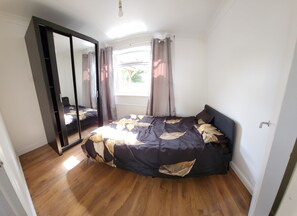 4 bedrooms, iron/ironing board, WiFi - Cosy Family home with (Spa,hottub,Jacuzzi), 5 mins from LUTON-AIRPORT (Luton)