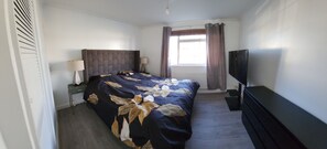 4 عدّة غرف ن�وم ومكواة/لوح كي وواي فاي