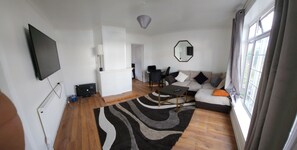 TV - Cosy Family home with (Spa,hottub,Jacuzzi), 5 mins from LUTON-AIRPORT (Luton)