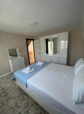 2 habitaciones, tabla de planchar con plancha, internet y ropa de cama