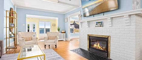 Smart TV, caminetto, libri, studio