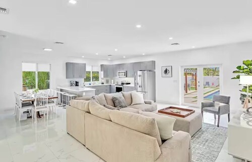 Modern Luxe Villa with Heated Pool & Resort Vibes