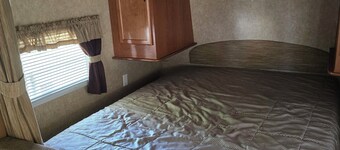Charming 1-bedroom mobile home in Lakewood with AC