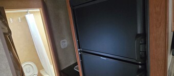 Charming 1-bedroom mobile home in Lakewood with AC