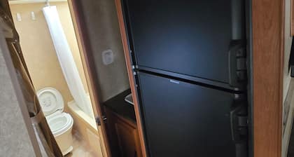 Charming 1-bedroom mobile home in Lakewood with AC