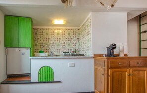 Refrigerador, parrilla de estufa y utensilios de cocina