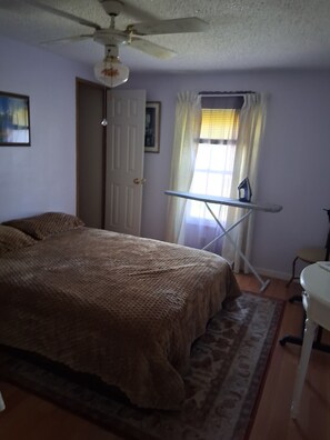 2 bedrooms, iron/ironing board, Internet, bed sheets