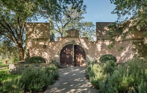 المنشأة من الخارج