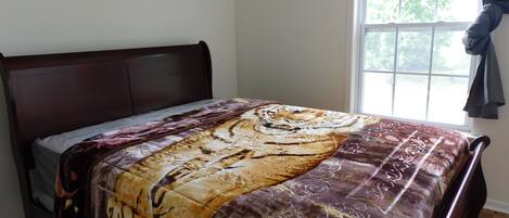 4 bedrooms, iron/ironing board, WiFi, bed sheets