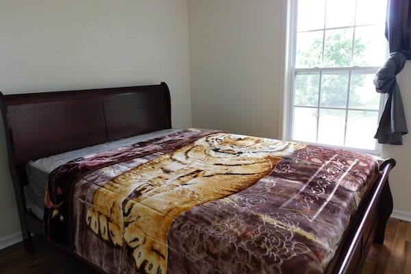 4 bedrooms, iron/ironing board, WiFi, bed sheets