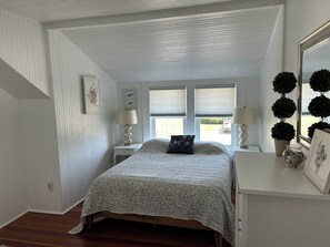 4 bedrooms, iron/ironing board, WiFi, bed sheets - Charming 4-bedroom beach house in quiet Madison, comes with kayacks, bikes, etc. (Madison)
