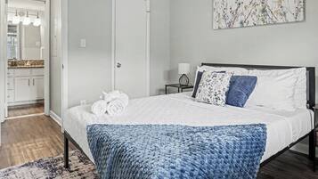 1 slaapkamer, een bureau, een strijkplank/strijkijzer, gratis wifi