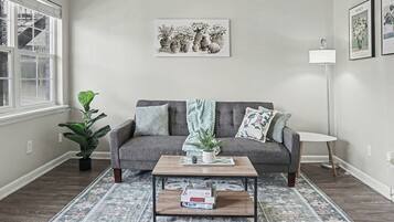 Een smart-tv en boeken