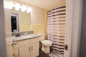 Hiustenkuivaaja, pyyhkeet, saippua, vessapaperi