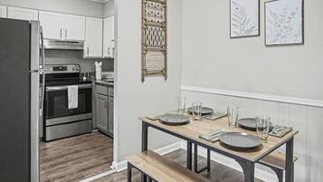 Een koelkast, een magnetron, een oven, een kookplaat