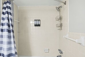 Haartrockner, Handtücher, Seife, Toilettenpapier