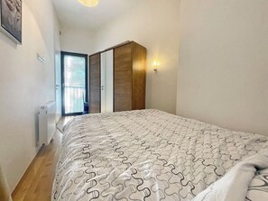 1 habitación, tabla de planchar con plancha, wifi y ropa de cama