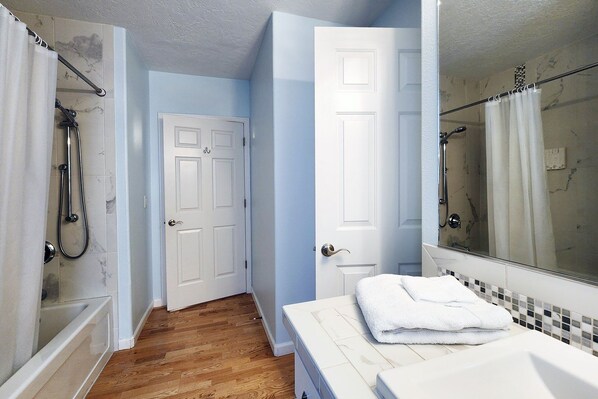 Une salle de bain avec une douche, des toilettes et un lavabo.