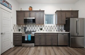 Microwave, oven, stovetop, dishwasher - Stylish Downtown Retreat, Walk to River Walk & Alamo, Pet-Friendly (San Antonio)