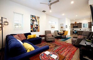 TV - Stylish Downtown Retreat, Walk to River Walk & Alamo, Pet-Friendly (San Antonio)