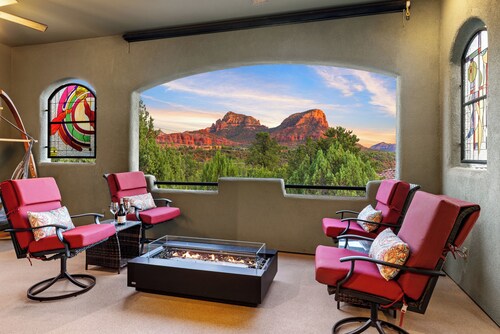 Nature's Gallery: Jacuzzi, Xbox, prof’l kitchen, fenced yard, coffee bar, views!