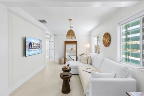 Smart TV - A short walk to Sun & Sand, Coastal Beach Home with Pool - FMB - Aqua Falls - Roelens (Fort Myers Beach)