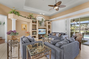 Smart TV - Waterfront Fun with Heated Pool, Private Dock & Gulf Access – Tropical Delight - Roelens (Cape Coral)