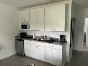 微波炉、烤面包机、餐桌