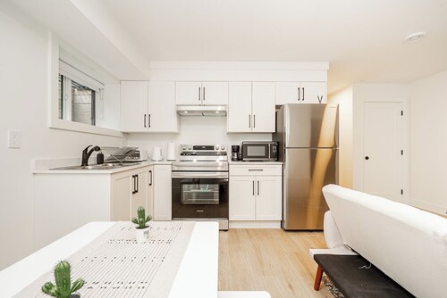 Cozy & Spacious 2BR Guest Suite, Near Vancouver
