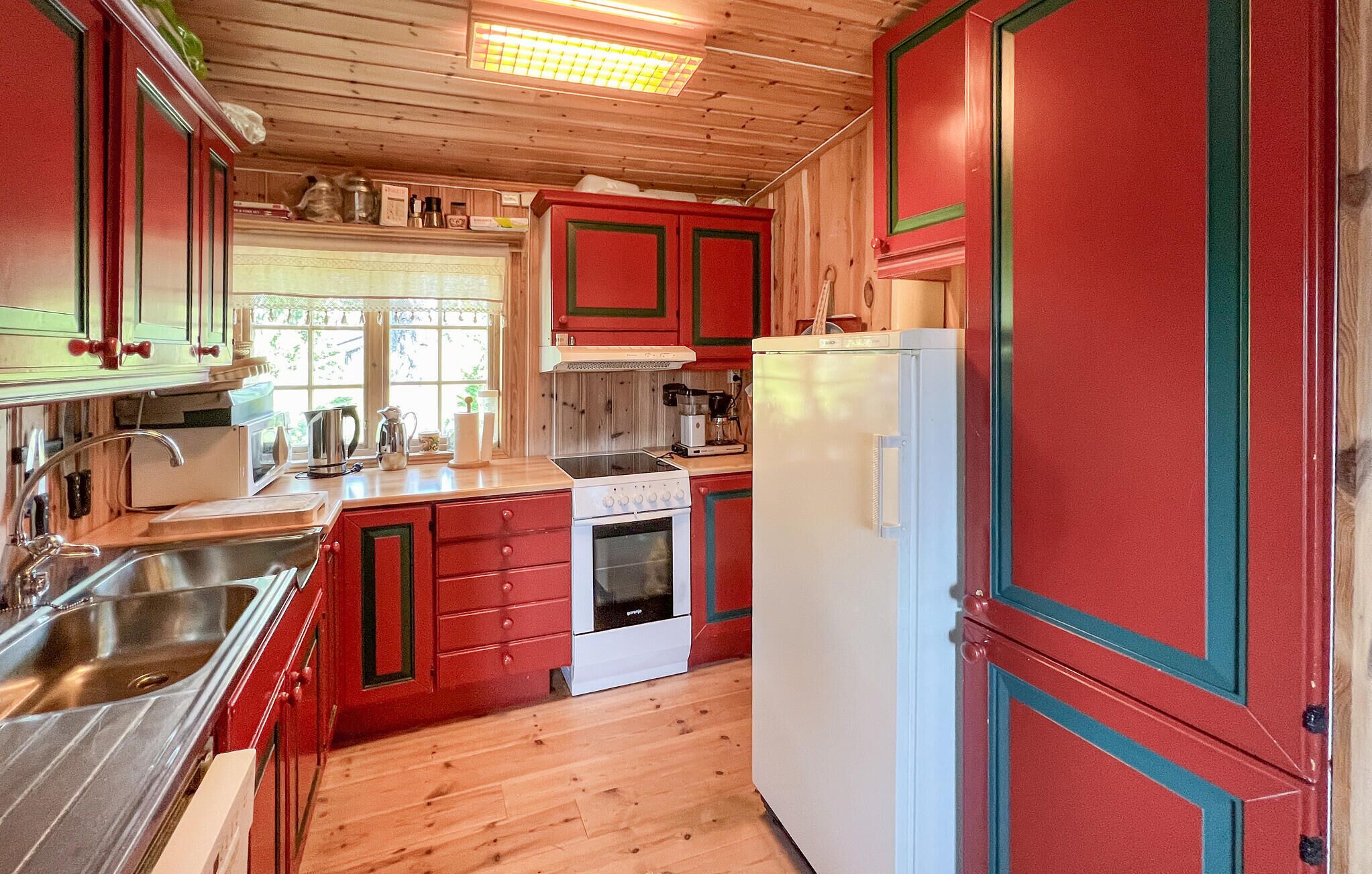 Kjøleskap, ovn, kokeplater og oppvaskmaskin