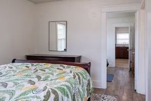 Desk, iron/ironing board, WiFi, bed sheets