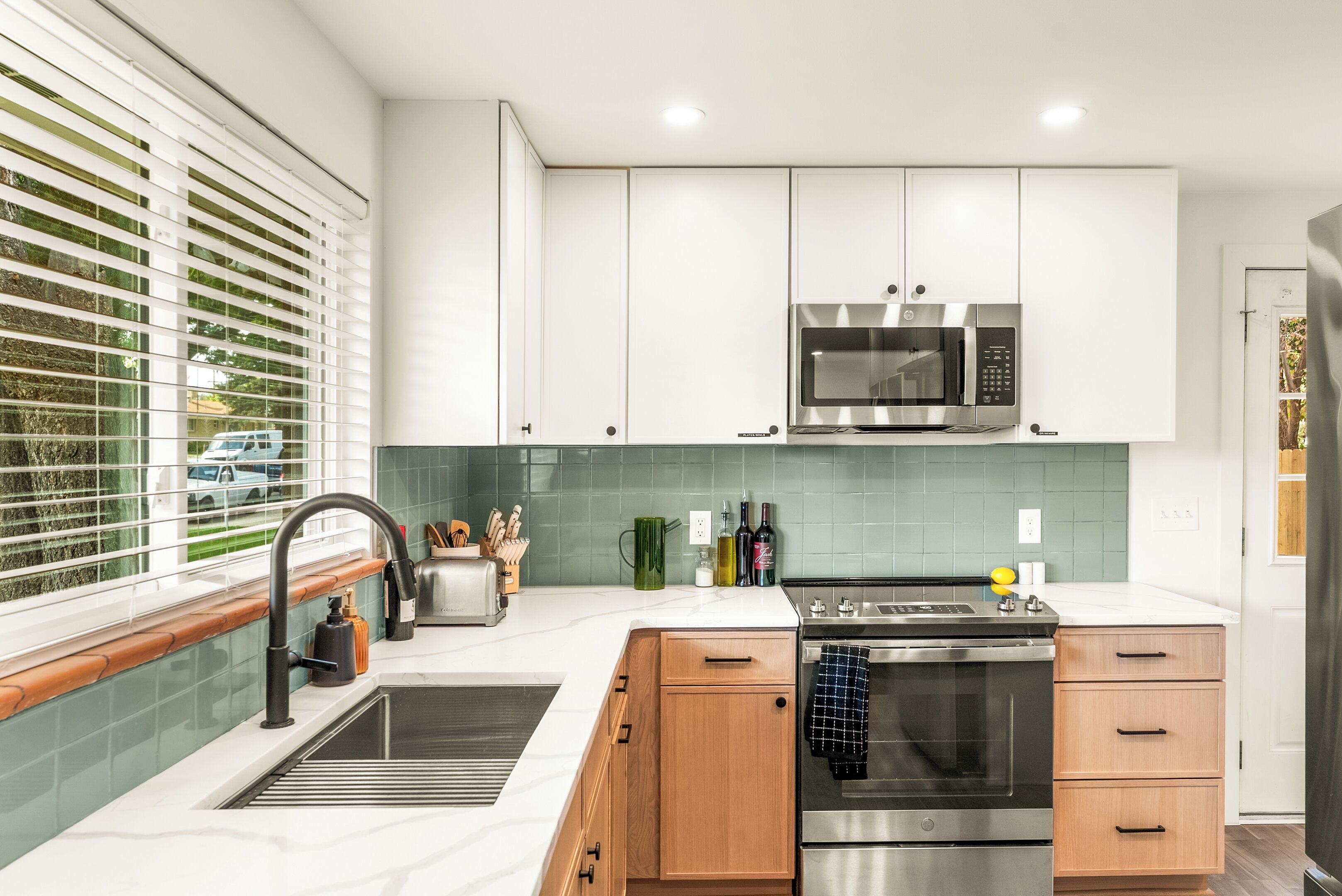 Microondas, horno, parrilla de estufa y lavavajillas 