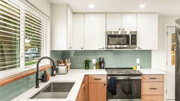 Microondas, horno, parrilla de estufa y lavavajillas