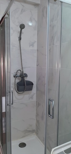 Dusche, HandtĂŒcher, Shampoo, Toilettenpapier