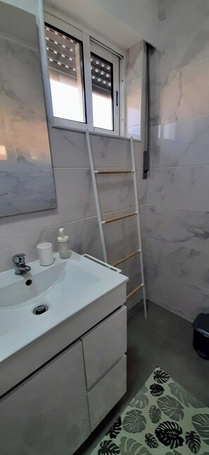 Douche, serviettes fournies, shampoing, papier toilette
