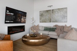 TV connectée, cheminée, livres