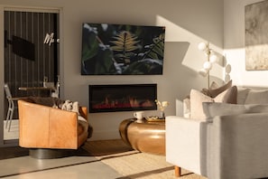 Smart-tv, eldstad och böcker